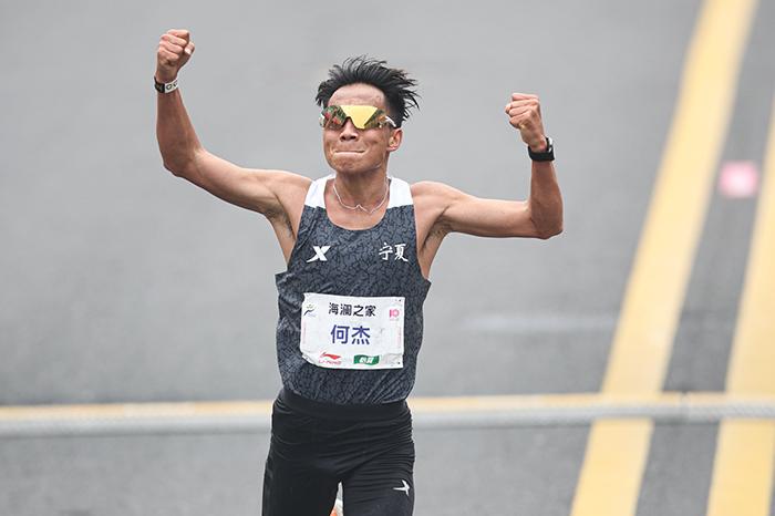 2小時06分57秒！何杰打破全國馬拉松紀錄